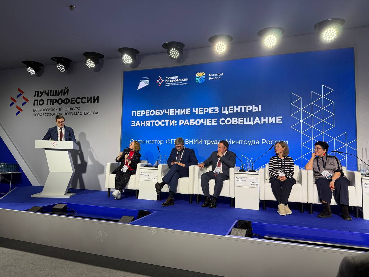 Национальный проект Кадры в этом году дал возможность бесплатно получить новую профессию или повысить квалификацию 3 5 тысячи жителей Саратовской области Вчера на Всероссийском кадровом форуме на рабочем совещании Переобучение через центры занятости представил опыт работы региона по организации обучения отдельных категорий граждан С 2021 года обучение прошли более 15 тысяч человек В этом году более 3 5 тысячи граждан В обучении участвуют 27 учебных заведений Саратовской области из них 5 организаций высшего образования 17 организаций среднего профессионального образования и 5 организаций осуществляющих дополнительное профессиональное образование Отдельную нишу занимает подведомственный министерству Поволжский региональный учебный центр в котором реализуется более 130 образовательных программ Ежегодно в нём проходят обучение свыше 6 тысяч человек в том числе по национальному проекту Кадры и направлению от кадровых центров Для нас важно чтобы обучение проводилось по востребованным у саратовских работодателей программам По этому направлению активно взаимодействуем с министерством образования области Факт среди тех кто участвует в обучении основную часть составляют не только граждане ищущие работу но и люди в возрасте 50 лет и старше При этом видим что работодатели заинтересованы в том чтобы работники повышали свою компетенцию для специалистов это возможность обрести новые навыки