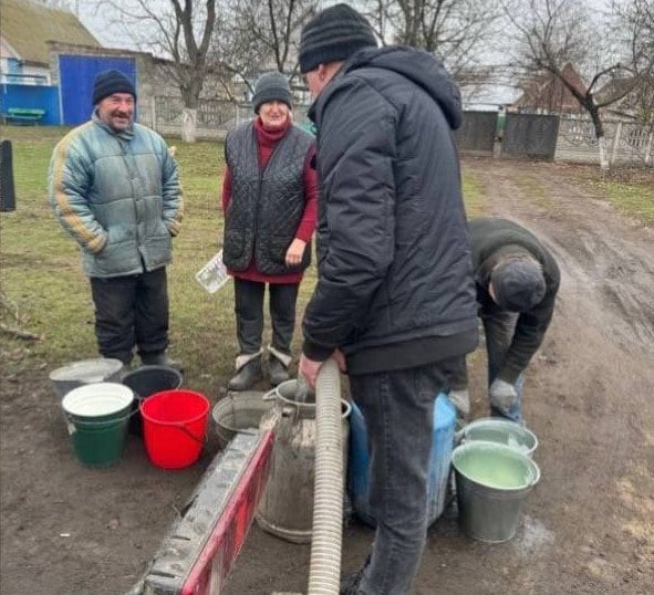 В Токмакском районе решили проблему нехватки питьевой воды в селе Переможное, возникшую из-за перебоев с электричеством и низкого напряжения в сети.   По поручению главы района была организована доставка воды, для чего партнёры из Пензенской области предоставили автоцистерну.  Большинство жителей Переможного — это ветераны труда, пожилые люди и маломобильные граждане, для которых покупка бутилированной воды в магазине является серьёзным испытанием. Благодаря доставке, они вновь получили доступ к жизненно важному ресурсу.  Подпишись