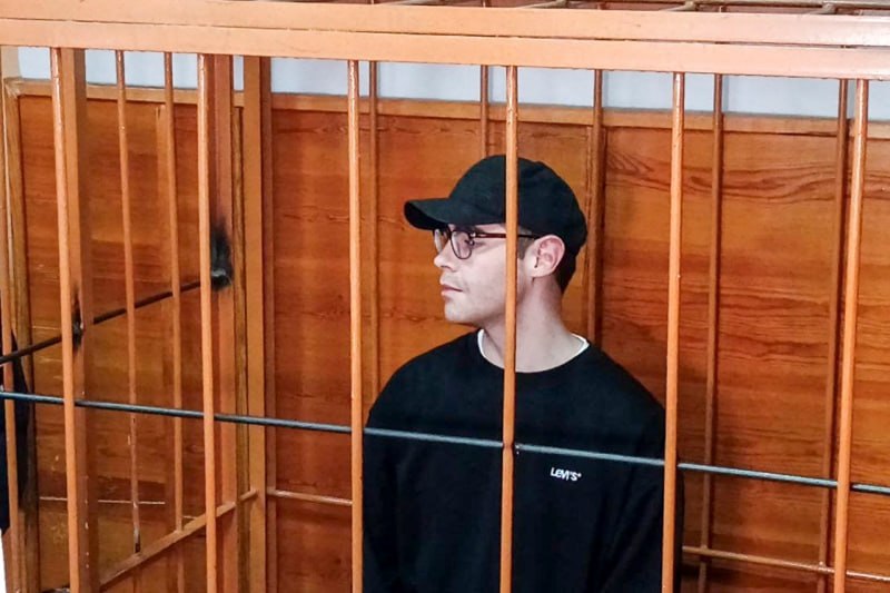 Полицейских и журналиста допросили по делу редактора URA RU Дениса Аллаярова сообщает ЕАН Напомним Аллаярова обвиняют в том что он покупал служебную информацию у своего дяди полицейского Андрея Карпова Полицейские Евгений Ревнивцев и Антон Сизиков которые работают с дядей Аллаярова подтвердили что передавали Карпову сводки о происшествиях В этих сводках были даже данные о преступлениях против половой неприкосновенности и другие личные сведения Журналист Сергей Бодров который подчинялся Аллаярову заявил что ничего не знал о покупке сводок Однако в его письменных показаниях ранее фигурировал конфиденциальный разговор с Аллаяровым о спец информации Сам Андрей Карпов который дал показания против племянника сейчас находится под домашним арестом Следующее заседание суда назначено на 21 ноября Уралити