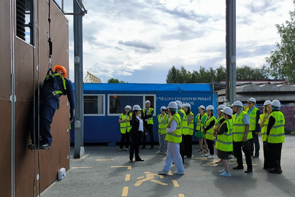 Госуправление охраной труда Тюменской области признано одним из лучших в стране Тюменская область заняла третье место в рейтинге органов исполнительной власти субъектов Российской Федерации по осуществлению государственного управления охраной труда по итогам 2024 года Результаты рейтинга сформированы Минтрудом России Год назад регион занимал 12 место в общероссийском списке Государственная политика по улучшению условий и охраны труда в регионе в первую очередь направлена на снижение уровня производственного травматизма и профессиональной заболеваемости среди работников региона а также на повышение культуры производства на предприятиях В течение года осуществлялось совершенствование системы мониторинга условий труда внедрение новых подходов и решений направленных на сохранение жизни и здоровья работников Тюменской области Рейтинг субъектов России формируется ежегодно Специально разработанная методика позволяет проводить как комплексную оценку деятельности региональных органов исполнительной власти по труду так и анализировать их деятельность по отдельным направлениям Департамент труда и занятости населения Тюменской области в MAX Подписывайтесь на нас в МАХ