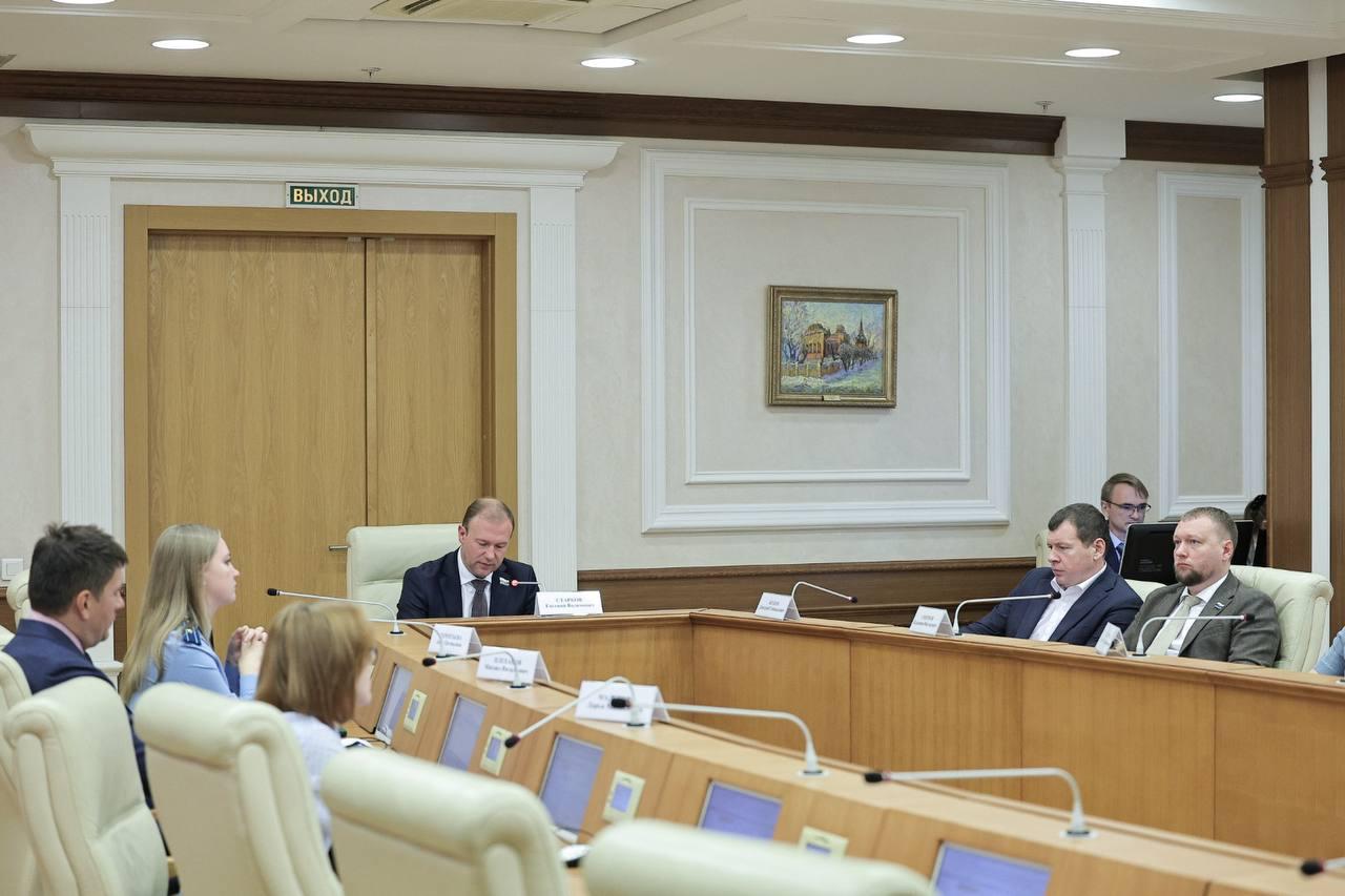 Комитет по вопросам законодательства и общественной безопасности Законодательного Собрания региона рассмотрел изменения в областной закон О бесплатной юридической помощи в Свердловской области Согласно поправкам школьники и студенты которые в период обучения потеряли родителей смогут получать юридическую помощь бесплатно Изменения разработаны в целях приведения областного закона в соответствие с новеллами федерального законодательства отметил председатель комитета Евгений Старков Депутаты предлагают внести изменение в статью 6 областного закона закрепив право на получение бесплатной юридической помощи для школьников и студентов в возрасте от 18 до 23 лет у которых в период обучения умерли единственный или оба родителя пресс служба Законодательного Собрания Свердловской области Подписаться на ОГ Прислать новость Поддержать канал