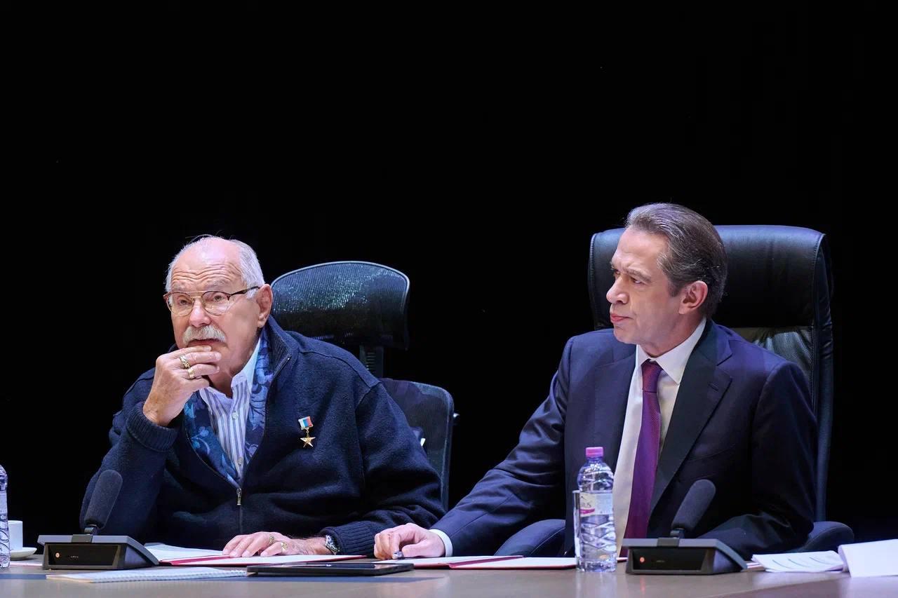 Никиту Михалкова вновь переизбрали председателем Союза кинематографистов России Актер и режиссер Никита Михалков снова переизбран на должность председателя Союза кинематографистов РФ Решение было принято на XII Съезде Союза который состоялся 22 декабря во Всероссийском государственном университете кинематографии им С А Герасимова ВГИК В ходе съезда правление Союза отчиталось о работе за последние четыре года включая деятельность региональных отделений профессиональных гильдий комиссий и ассоциаций меры социальной поддержки членов организации а также проекты Фонда поддержки регионального кино ФПРК Новым направлением работы профсоюза обозначена сфера кинообразования проведение кинолабораторий мастерских и образовательных программ в различных регионах страны Помимо этого в рамках съезда было подписано соглашение о сотрудничестве между Союзом кинематографистов России и Союзом театральных деятелей РФ СТД РФ Напомним что 80 летний Михалков занимает пост председателя правления Союза кинематографистов с 1998 года   www kinometro ru news show name mikhalkov skrossii 23122025 Фото официальный телеграм канал Ольги Любимовой