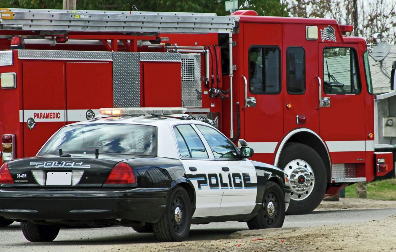 Частный самолет разбился при взлете в США во время снежной бури Частный бизнес джет с восемью людьми на борту потерпел крушение при взлете в аэропорту Бангора в штате Мэн сообщает CNN Самолет Bombardier Challenger 650 разбился вскоре после начала взлета Информация о характере травм у пассажиров пока отсутствует Экстренные службы прибыли на место около 19 45 по местному времени 03 45 мск После аварии аэропорт временно закрыли Крушение произошло в условиях плохой видимости и минусовой температуры на северо востоке США продолжается мощный снежный шторм Читайте Газету Ru в MAX Участвуйте в розыгрыше