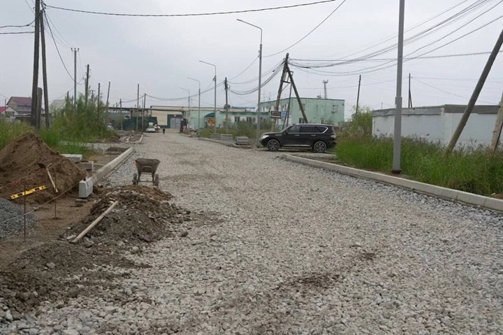 Капремонт восьми улиц запланирован на 2026 год в Якутске В 2026 году в Якутске продолжится масштабное обновление дорог Работы пройдут в рамках нацпроекта Инфраструктура для жизни который стал новой основой для финансирования дорожного хозяйства Как сообщила начальник Департамента финансов Ольга Максимова на сессии городской Думы из местного бюджета на эти цели заложено 500 миллионов рублей С учетом средств вышестоящего бюджета это позволит отремонтировать восемь городских улиц общей протяженностью 7 1 километра Также на текущее содержание всей улично дорожной сети с учетом субсидий предусмотрена внушительная сумма в 1 38 миллиарда рублей Фото Якутская городская Дума