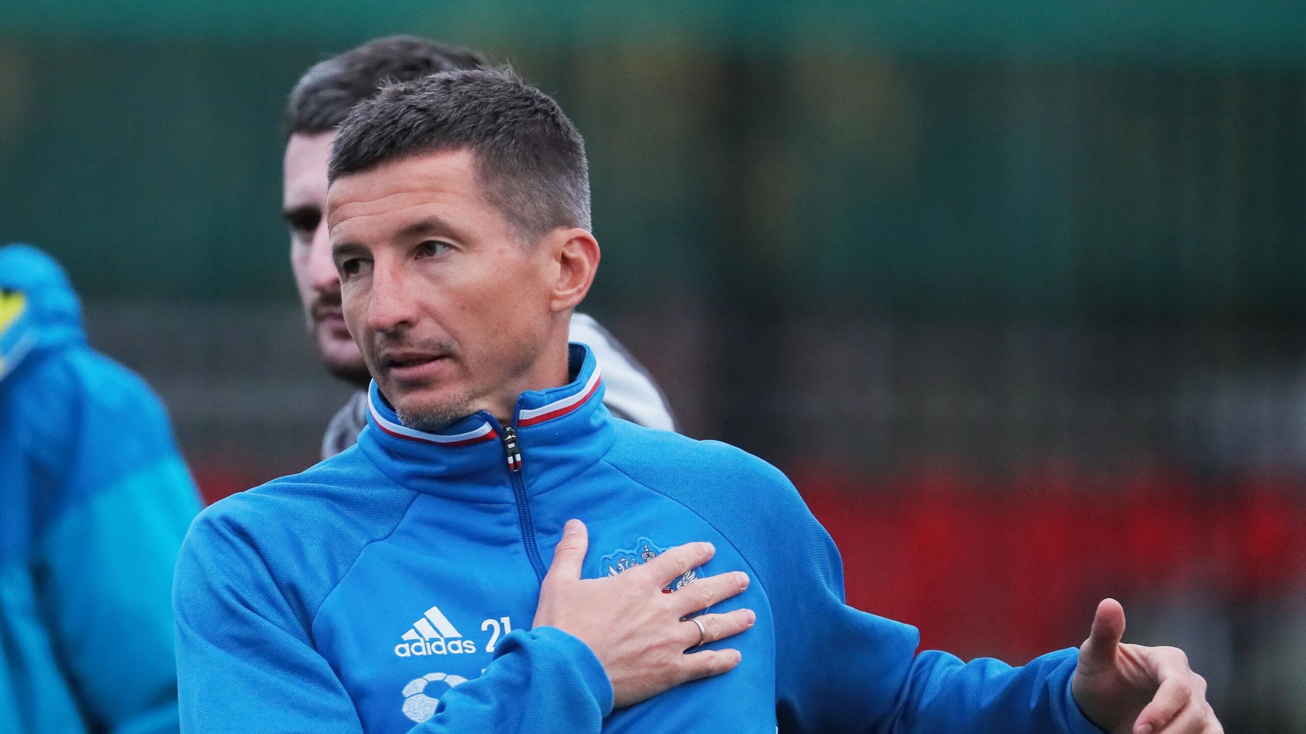 Вратарь и капитан московского ЦСКА Игорь Акинфеев поддержал обладателя Кубка УЕФА в составе армейского клуба и экс футболиста сборной России Евгения Алдонина у которого было выявлено тяжелое заболевание В субботу стало известно что у бывшего капитана сборной России Алдонина выявлено заболевание требующее длительного и дорогостоящего лечения РПЛ и ЦСКА объявили о сборе средств для помощи семье экс футболиста Очень больно осознавать в какой ситуации уже столько времени находится Женя Алдонин и его семья Но Женю я знаю можно сказать всю жизнь И знаю что он настоящий боец Женя мы с тобой написал Акинфеев Алдонину 45 лет он начал профессиональную карьеру в волгоградском Роторе из которого в 2004 году перешел в ЦСКА В составе армейцев Алдонин стал обладателем Кубка УЕФА 2005 двукратным чемпионом России пять раз выигрывал Кубок страны Также он представлял саранскую Мордовию нижегородскую Волгу и красногорский Зоркий