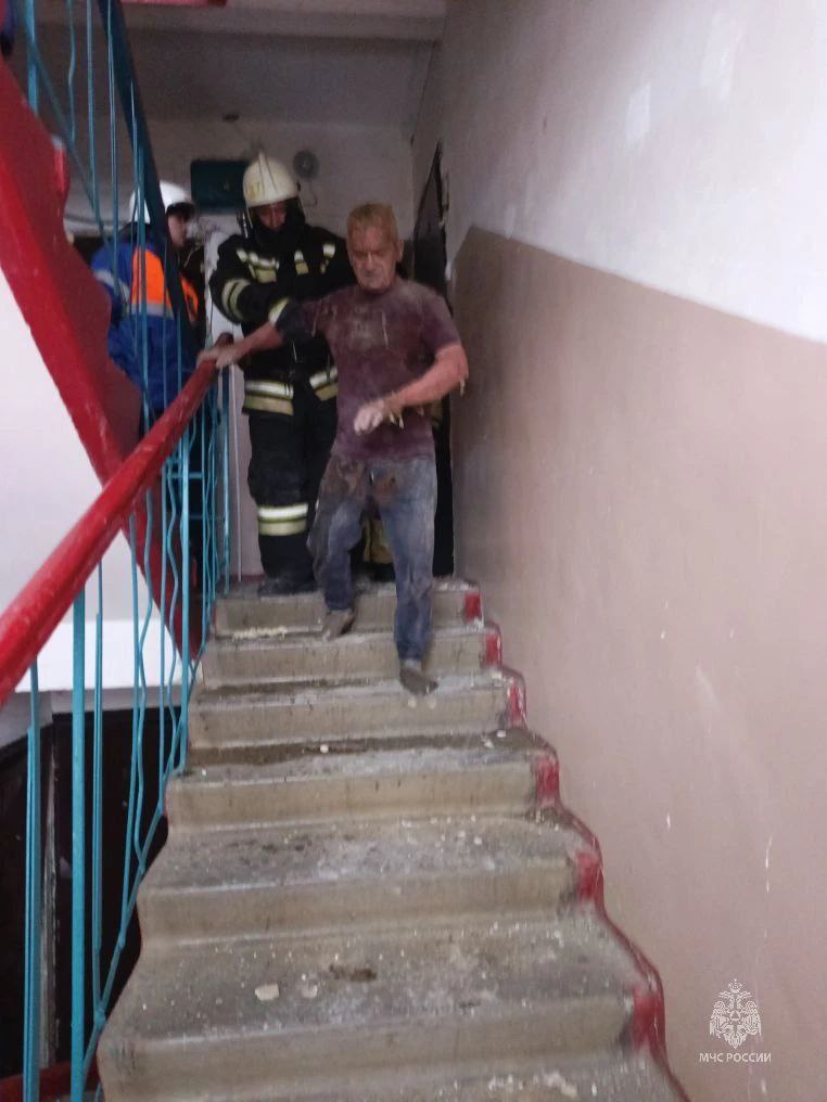 Площадь обрушения в жилом доме в Волгоградской области составляет 90 кв метров из под завалов спасли человека сообщили в МЧС России Еще 48 человек эвакуировали В городе Петров Вал произошел взрыв бытового газа на 4 этаже жилого дома площадь разрушения 90 квадратов По предварительной информации пострадали 4 человека Для жильцов развернут пункт временного размещения Подписывайтесь на Ъ Оставляйте бусты