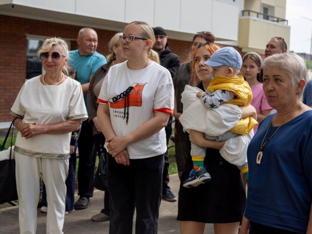 В иркутском микрорайоне Эволюция на улице Баумана, 265 возвели две 17-этажных блок-секции. 170 одно-, двух- и трехкомнатных квартир предназначено для переселения граждан из аварийных домов, признанных таковыми до 1 января 2017 года. Ключи от восьми квартир новоселам вручил мэр города Руслан Болотов.