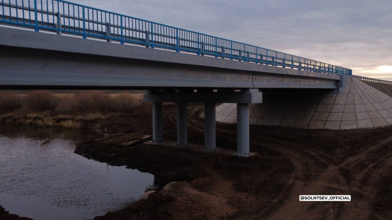 Евгений Солнцев Дорожники завершили капитальный ремонт моста в Тюльганском районе Продолжаю рассказывать про успехи реализации национального проекта Инфраструктура для жизни Мост через р Чебеньку находится на 18 м километре автомобильной дороги Октябрьское Благодарное которая обеспечивает выход на федеральную трассу Р 240 Уфа Оренбург Строителям пришлось полностью демонтировать старый мост и возводить новый с нуля Заменили все мостовые конструкции опоры и пролётные строения устроили новое мостовое полотно уложили асфальтобетонное покрытие поставили барьерные ограждения нанесли разметку Новая конструкция протяжённостью 68 м способна выдержать движение транспорта массой до 100 тонн Срок её службы составит не менее 50 лет Это 10 й из 15 мостов и путепроводов запланированных к подробнее на канале Евгений Солнцев