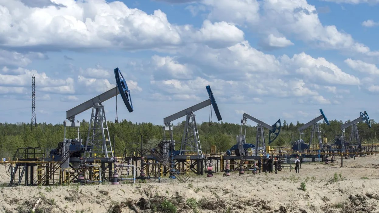 Бюджет России в июне недополучит 40,3 млрд рублей нефтегазовых доходов Федеральный бюджет в июне 2025 года может недополучить 40,3 млрд рублей нефтегазовых доходов. Об этом говорится в сообщении Минфина РФ. Согласно сообщению, в мае текущего года отклонение фактически полученных нефтегазовых доходов от месячного плана было зафиксировано в сумме 68,6 млрд рублей. Величина ожидаемых доходов от нефтегазовой отрасли скорректирована в июне в результате увеличения фактического поступления от налога на дополнительный доход от добычи углеводородного сырья относительно прогноза.