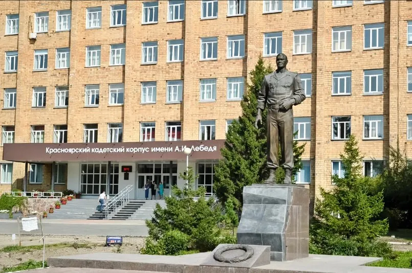 Массовое отравление произошло в красноярском кадетском корпусе Роспотребнадзор зарегистрировал 33 случая подозрения на острую кишечную инфекцию среди учеников Заболевание протекает в легкой и средней степени тяжести У части заболевших выявлена РНК норовируса Специалисты проводят проверку корпус перевели на дистанционку Школу обслуживает ООО Встреча ВК Компания готовит из собственных продуктов на кухне работает ее персонал Проспект Мира в Telegram и Максе