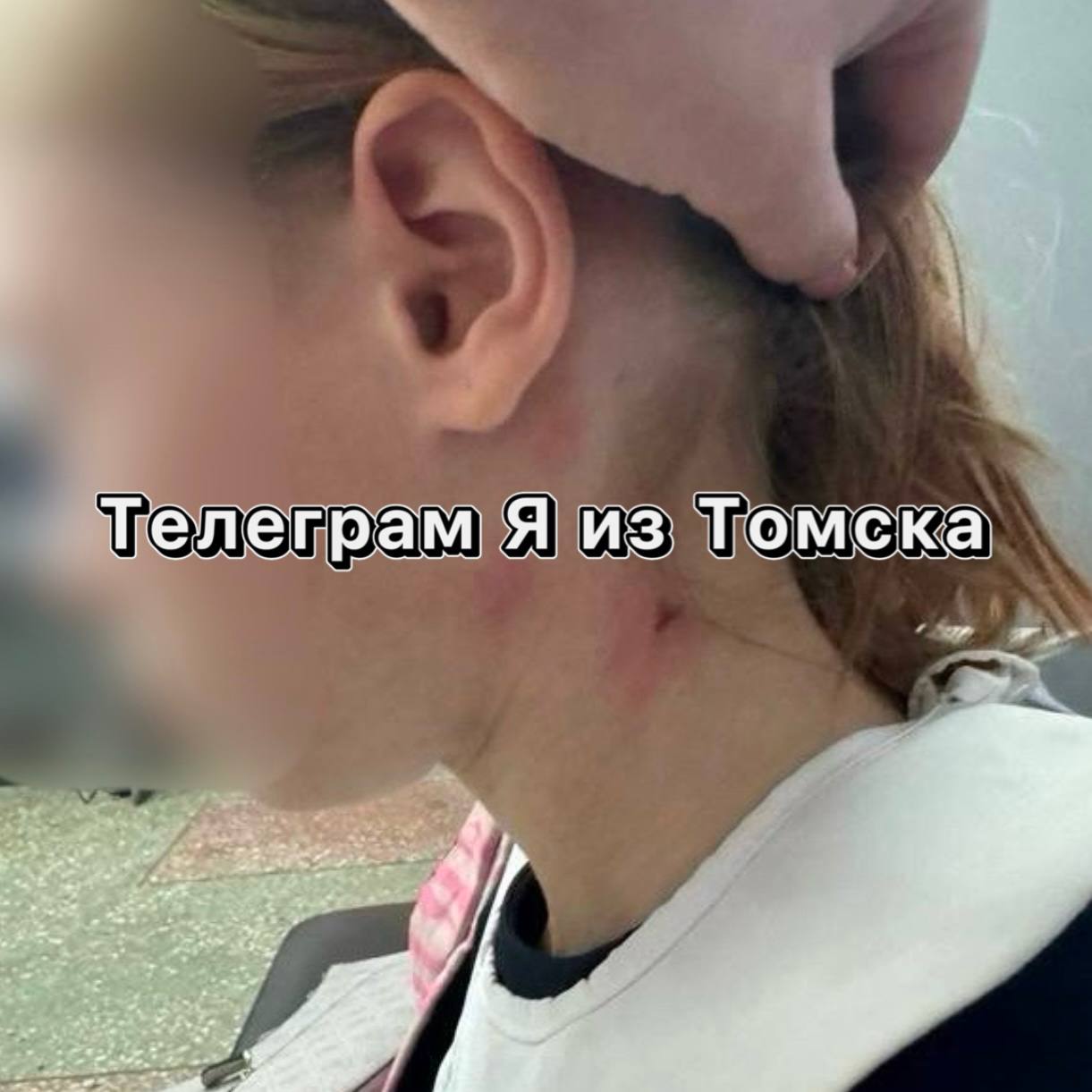 В Томске школьник бросил в 12-летнюю одноклассницу стул, девочка получила сотрясение мозга. После инцидента прокуратура начала проверку.   В томской школе №16 произошел конфликт между учениками. 12-летняя девочка получила телесные повреждения. Мальчик кинул стул в одноклассницу, которая спросила на молодежном сленге: "Норм плаки-плаки или нормалдаки?". Железные ножки стула попали девочке в шею, а основная часть ударила по голове. Ребенок попал в детскую больницу БСМП 2 с диагнозом «Сотрясение головного мозга, ушиб шеи, ссадины». Родители мальчика не пытались выйти на связь с родителями девочки и принести свои извинения    По поручению прокурора региона Сергея Ломакина прокуратура проведет проверку соблюдения учебным заведением законодательства об образовании, в том числе на предмет обеспечения безопасных условий пребывания в нем обучающихся.