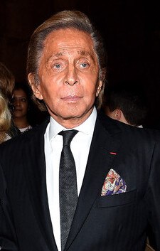 В возрасте 93 лет умер модельер основатель модного дома Valentino и модных марок Valentino Garavani Valentino Roma и R E D Valentino Валентино Гаравани сообщил журнал Women s Wear Daily WWD Его похороны пройдут в Риме в пятницу Фото wikimedia РБК в Telegram и MAX