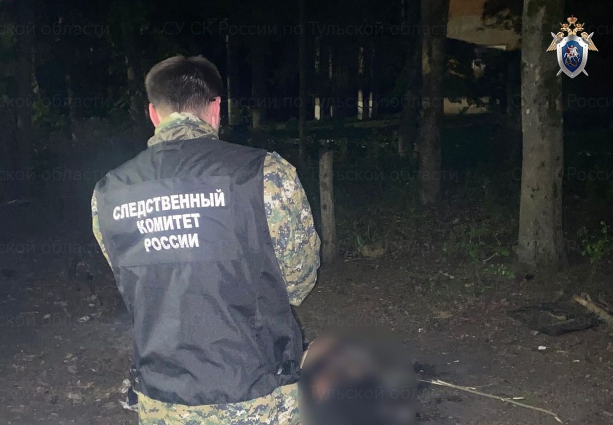 В Богородицке возбуждено уголовное дело по факту убийства местного жителя Следователем Богородицкого межрайонного следственного отдела СУ СК России по Тульской области возбуждено уголовное дело по факту смерти местного жителя, по признакам преступления, предусмотренного ч. 1 ст. 105 УК РФ убийство . По предварительным данным, 19 мая 2025 года на улице 30 лет Победы в Богородицке в результате конфликта между сожителями, женщина нанесла мужчине один удар ножом в область живота. От полученного телесного повреждения потерпевший скончался на месте происшествия. Следователями было тщательно осмотрено место происшествия и допрошены свидетели, назначены судебные экспертизы. Подозреваемая задержана, ей предъявлено обвинение в убийстве. В ближайшее время следователь обратится в суд с ходатайством об избрании меры пресечения в виде заключения под стражу. СУ СК России по Тульской области