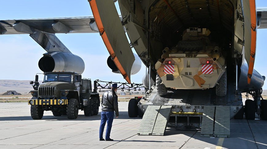 Подразделения ОДКБ участвующие в совместном учении миротворческих сил Нерушимое братство 2025 и специальном учении по защите от радиационной химической и биологической угроз Барьер 2025 передислоцируются в Таджикистан с 14 по 19 октября Об этом сообщили в объединенном пресс центре учений ОДКБ Контингенты из Беларуси Казахстана Киргизии и России доставляются авиацией и автотранспортом согласно плану На полигоне Фахрабад отработают миротворческую операцию и впервые ликвидацию биологических угроз для сил ОДКБ Активные фазы интегрированы с финалом антитеррористического учения органов СНГ Содружество Антитеррор 2025 Разговоры на кухне