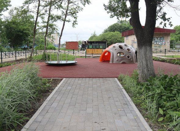 В этом году в Уссурийске благоустроят шесть дворов Благоустройство придомовых территорий стартовало в Уссурийске. В этом году в список на преображение попали шесть дворов, работы планируется завершить к осени этого года. По улицам Горького, 56, и Пушкина, 50, запланировано асфальтирование придомовых территорий. Во дворах на улице Полушкина, 51, и Выгонная, 7, появятся современные детские площадки. Асфальтирование и установка детских площадок предполагается во дворах домов № 8 и № 8а по улице Сергея Ушакова. Прислать новость: Ссылка на Чат