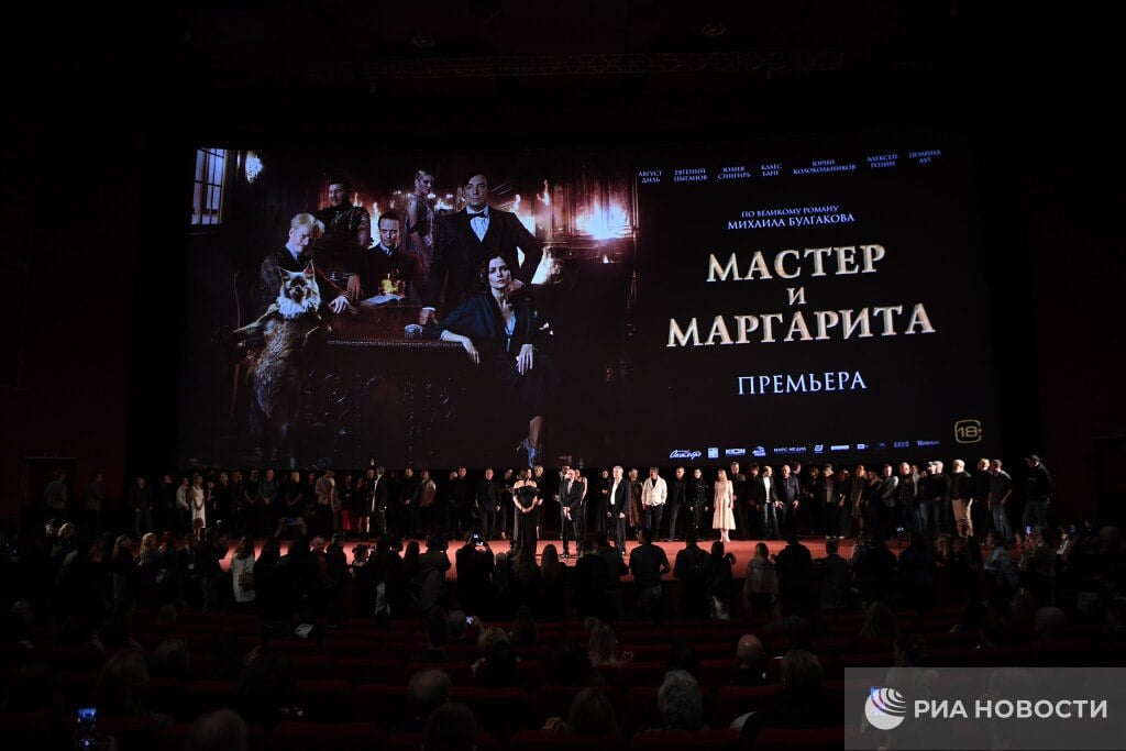 Новая экранизация романа "Мастер и Маргарита" стала главным российским фильмом уходящего года по мнению экспертов, пишет портал "Кинопоиск".   А топ отечественных сериалов возглавил драматический проект "Трасса".   Были выбраны и 3 слова, которые лучше всего определили 2024 год в российском кинематографе – это "сказка", "90-е" и "качество".   Роман же "Мастер и Маргарита" уже упоминался в итогах года – ранее его назвали самой популярной цифровой книгой в России.