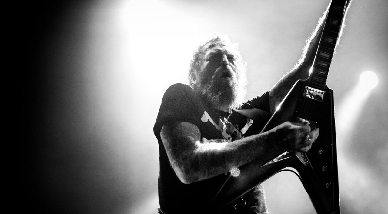 Американский гитарист один из основателей метал группы Mastodon Брэнт Хайндс разбился на мотоцикле столкнувшись с внедорожником Хайндс играл в группе с самого основания в 2000 году однако в марте он покинул музыкальный коллектив Несмотря на это о гибели гитариста стало известно из соцсетей Mastodon От Первого Лица Бусты