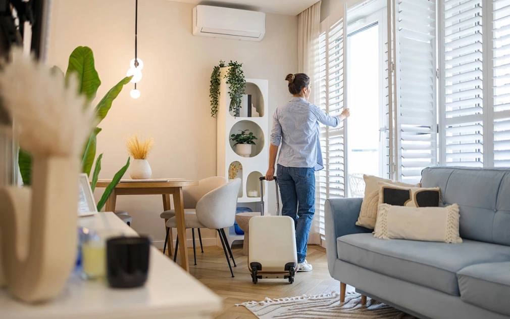 Где россияне чаще всего снимали квартиры посуточно в ноябре Квартиры посуточно в ноябре 2025 года чаще всего арендовали в Подмосковье и Ленобласти а в загородном сегменте лидировала Карелия сообщили в Авито Путешествиях  Московская область 14 от общего спроса при средней цене 4 8 тыс руб в сутки  Ленинградская область 9 3 7 тыс руб в сутки  Краснодарский край 9 3 6 тыс руб  Татарстан 5 3 9 тыс руб  Свердловская область 4 3 5 тыс руб В остальных регионах спрос был ниже 3 аренда Фото pikselstock Shutterstock FOTODOM Читать РБК Недвижимость в Telegram