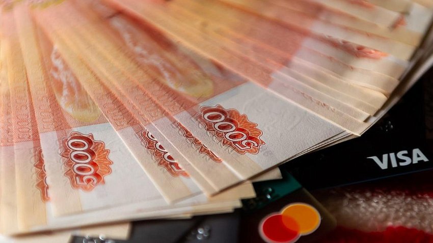 В Челябинске снизился желаемый уровень МРОТ   В  июне желаемый уровень МРОТ составил 53 900 рублей. Это на 1% меньше, чем в январе 2025 года. Примечательно, это первое снижение ожиданий за последние пять лет. С 2020 года желаемый МРОТ только увеличивался.  Ожидания к МРОТ различаются по регионам. Самые высокие запросы — у жителей Москвы, Санкт-Петербурга и Хабаровска, самые скромные — у населения Кирова, Рязани и Ижевска.