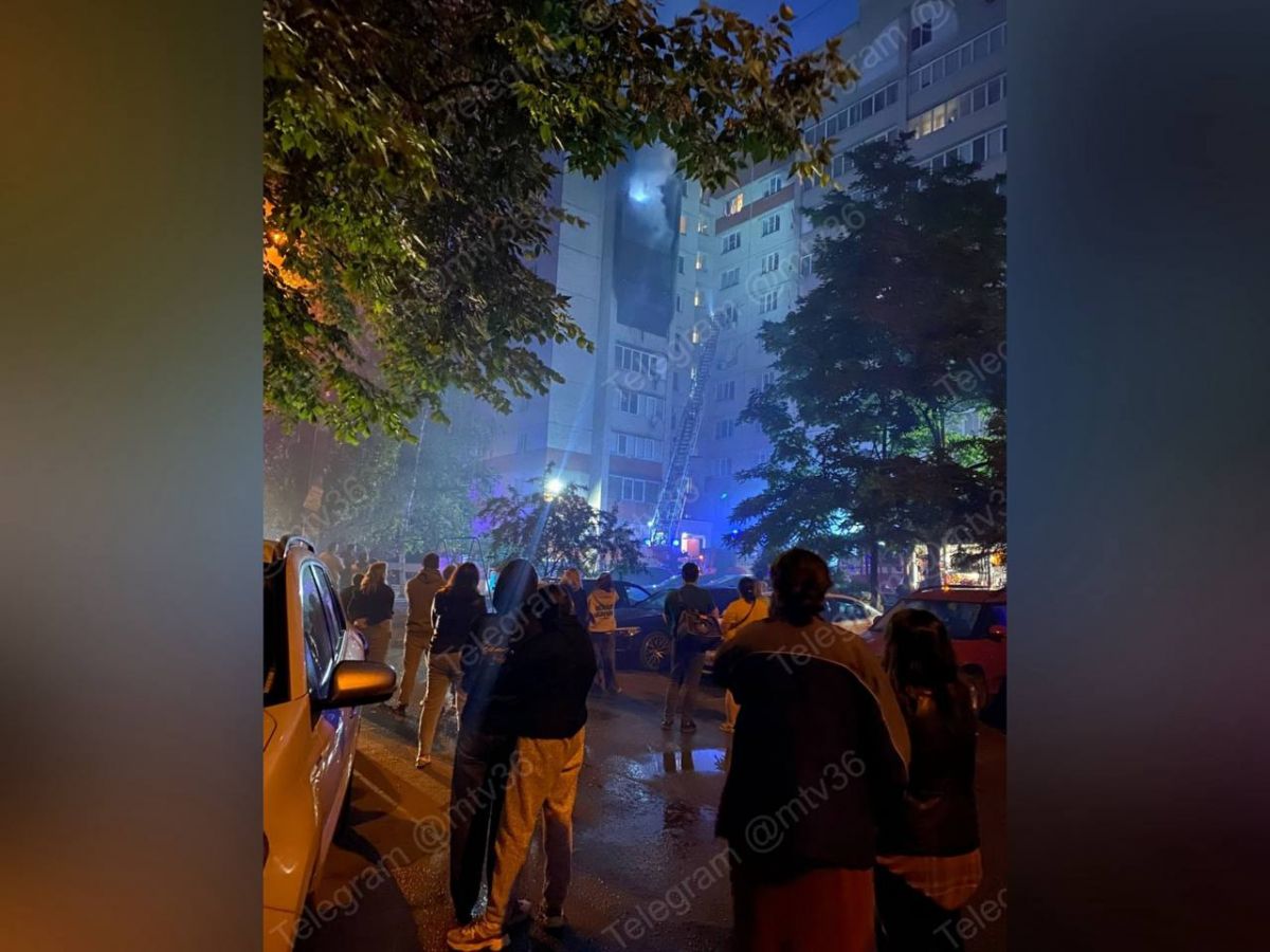 Три балкона сгорели в жутком пожаре на улице Красных Зорь Из горящего здания спасатели эвакуировали 12 человек. Огонь охватил три балкона площадью 1 на 5 м. В двух трёхкомнатных квартирах пострадала мебель и бытовая техника. ↗ Прислать новость Подписаться