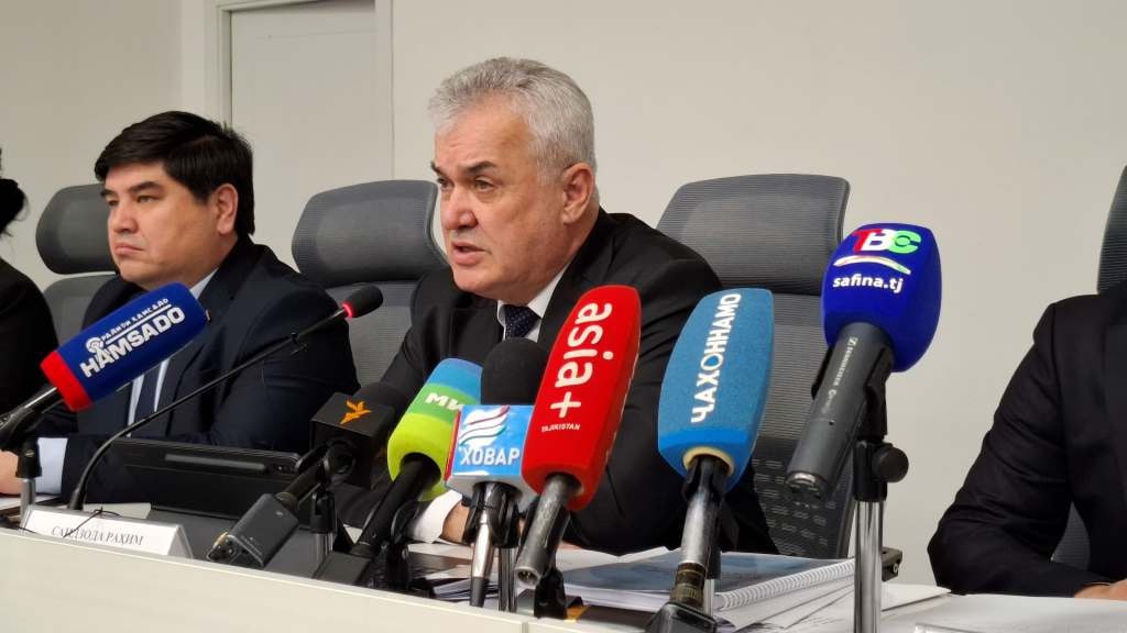 9 тысяч таджикских школьников вернулись из России они не смогли там учиться Министр образования Таджикистана Рахим Саидзода на пресс конференции 30 января сообщил что в прошлом году из России вернулись 9 тыс таджикских школьников многие из которых остались без учёбы из за закона о проверке на знание русского языка и все они включены в местный образовательный процесс под контролем министерства Точной статистики о пропускающих школу детей мигрантов в России нет это вне компетенции ведомства а дистанционные уроки для них невозможны поскольку в России отсутствуют таджикские школы или классы по программе Таджикистана Актуальные новости из Центральной Азии fergananews