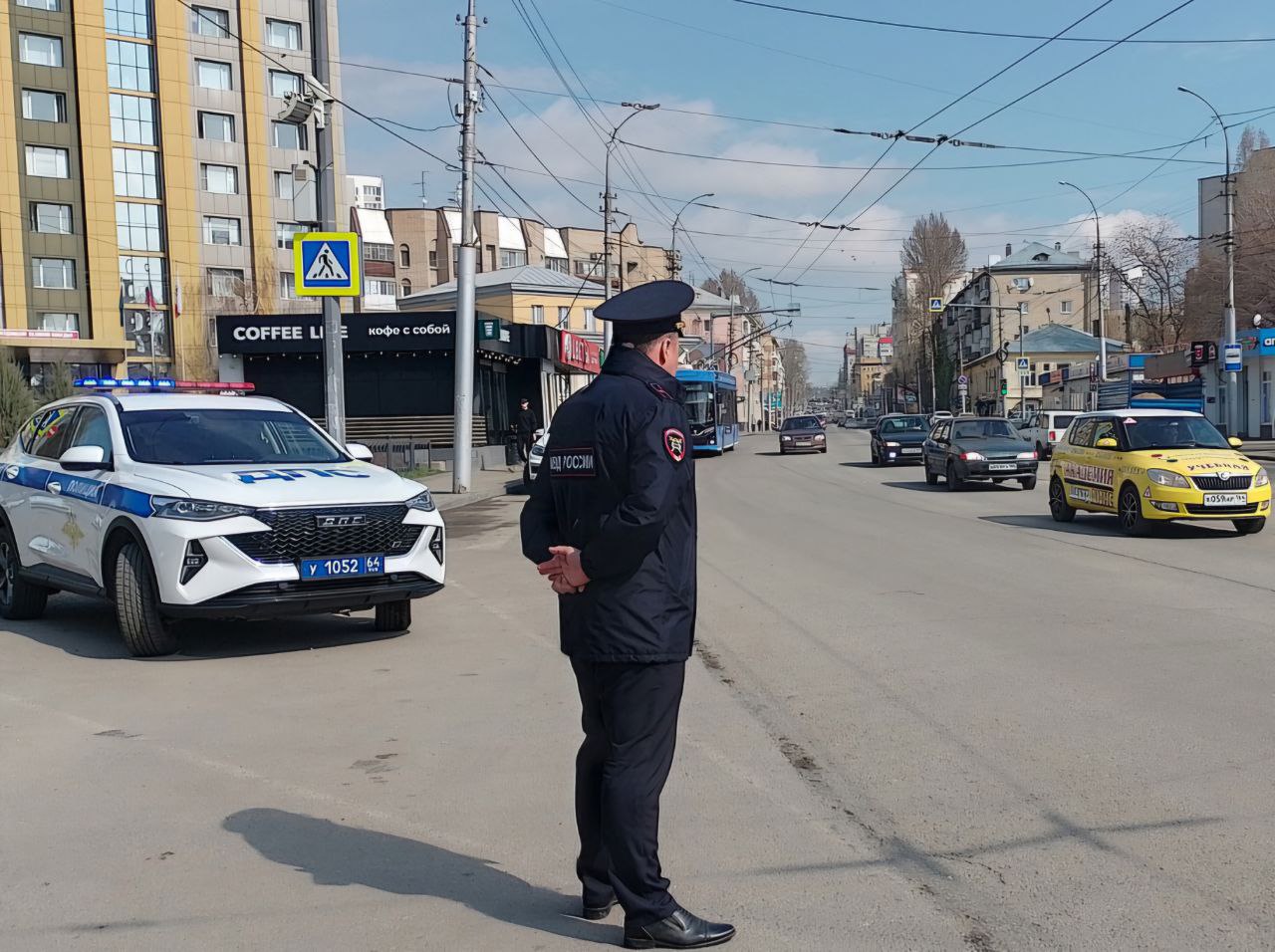 ‍ В Саратове подведены итоги оперативно-профилактического мероприятия «Безопасность юного пассажира»   В рамках проводимых рейдов с 21 по 25 апреля сотрудниками Госавтоинспекции было выявлено свыше 150 нарушений ПДД РФ.  Цель - профилактика детского дорожно-транспортного травматизма и предупреждение ДТП с участием несовершеннолетних пешеходов.   Госавтоинспекторы уделяли особое внимание безопасности детей на дорогах. В ходе несения службы полицейские проводили профилактические беседы не только с водителями, но и с юными пешеходами, а также с сопровождающими их взрослыми.  В ходе рейдовых мероприятий были зафиксированы следующие правонарушения:    117 нарушений по ст. 12.18 КоАП РФ — «Непредоставление преимущества в движении пешеходам».    43 нарушения по ст. 12.29 ч. 1 КоАП РФ — «Нарушение правил дорожного движения пешеходом или иным участником дорожного движения».   Будьте внимательны на дорогах и неукоснительно соблюдайте правила дорожного движения!