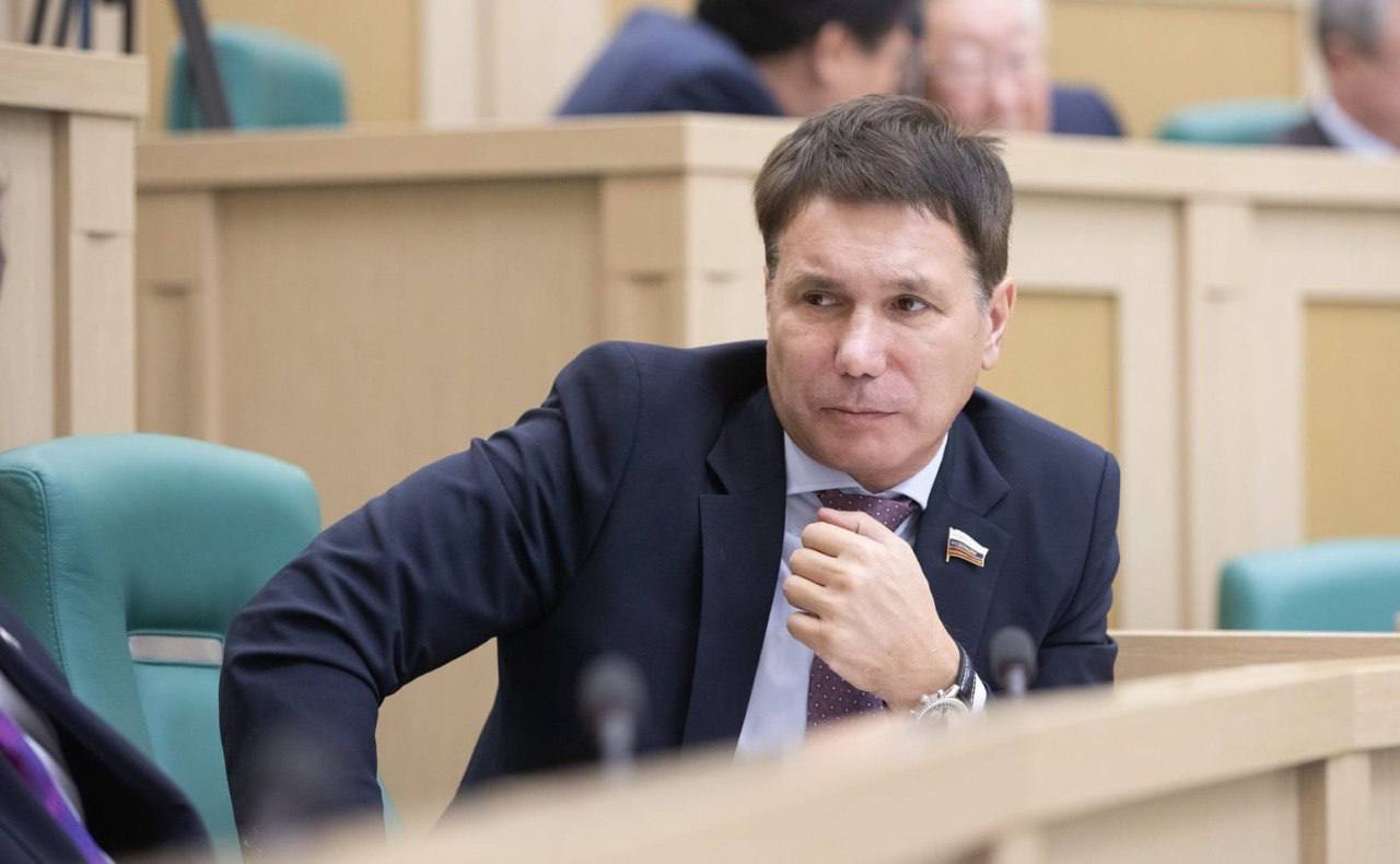 Путин объявил рыбный курс Зубарев стал первым замом председателя отрасли в Совфеде После поручения президента вернуть рыбу в рацион россиян в Совете Федерации назначили нового ответственного за рыбную политику сенатора Игоря Зубарева известного рыбопромышленника из Карелии Зубарев обещает сделать рыбу и Омега 3 доступнее для семей школ и студентов Среди ключевых задач наладить логистику доставлять улов из удалённых районов промысла в регионы без потери качества Прямой эфир