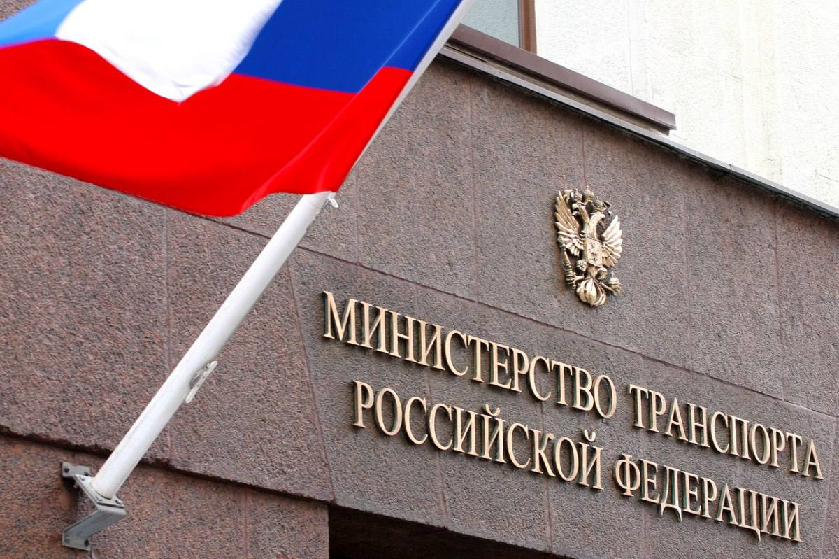В России введут правила эксплуатации и зоны ответственности в сфере беспилотного автотранспорта соответствующий законопроект готовит Министерство транспорта Документом закреплены субъекты регулирования их права и обязанности Так правилами установлена ответственность за ДТП владельца производителя авторизованного сервисного центра и оператора дистанционной поддержки сформулированы требования технического обслуживания и ремонта беспилотных авто Ведомство дорабатывает проект вместе с бизнес сообществом с учётом норм и правил эксплуатации высокоавтоматизированных транспортных средств По итогам утверждения документа правительством к регулярной эксплуатации беспилотников на дорогах страны планируют перейти в 2027 году