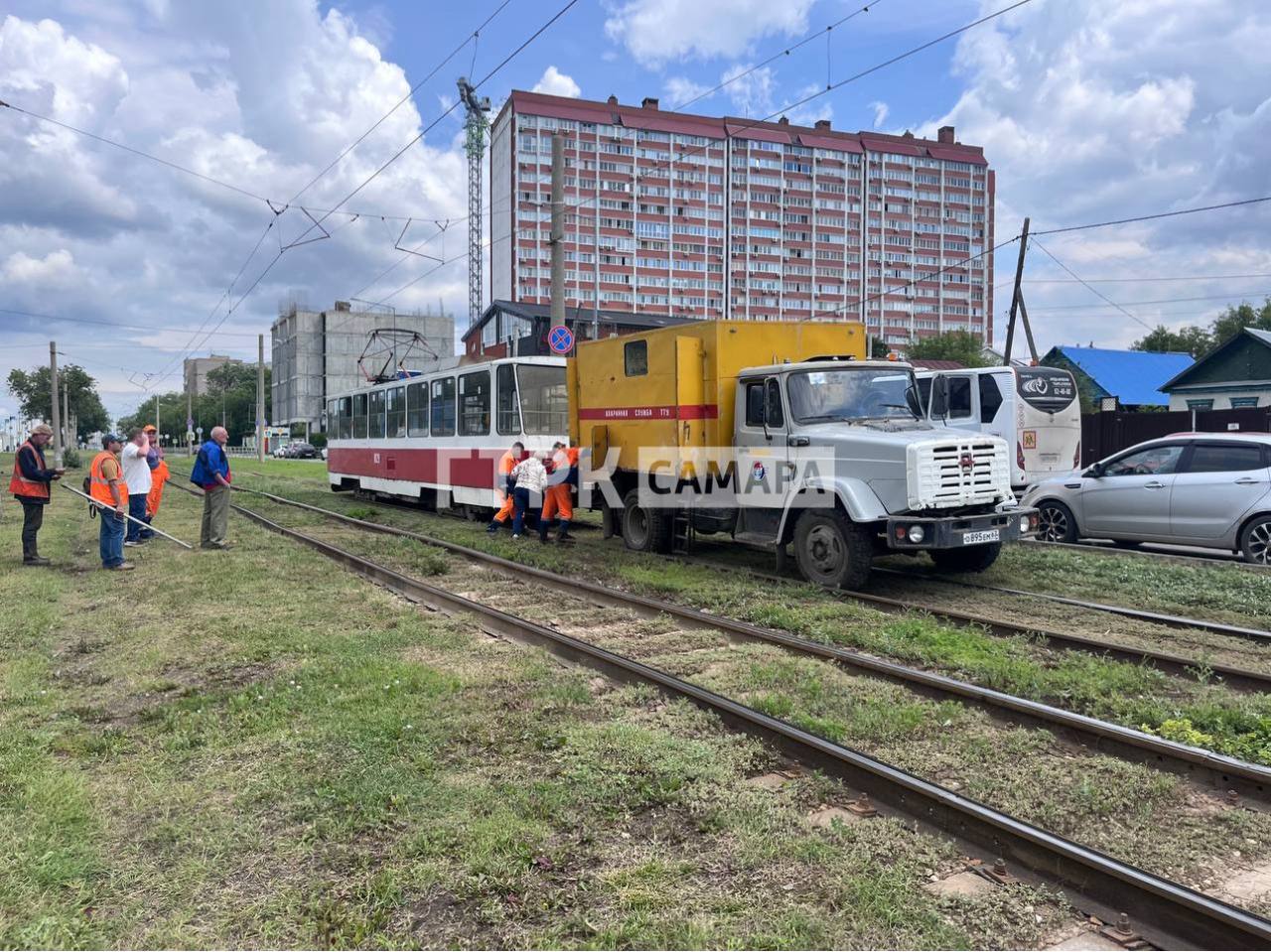 В Самаре встали трамваи на Ново-Садовой от Потапова до Гастелло Судя по кадрам, снятыми очевидцами, причина - поломка рельсового транспорта. : ГТРК Самара