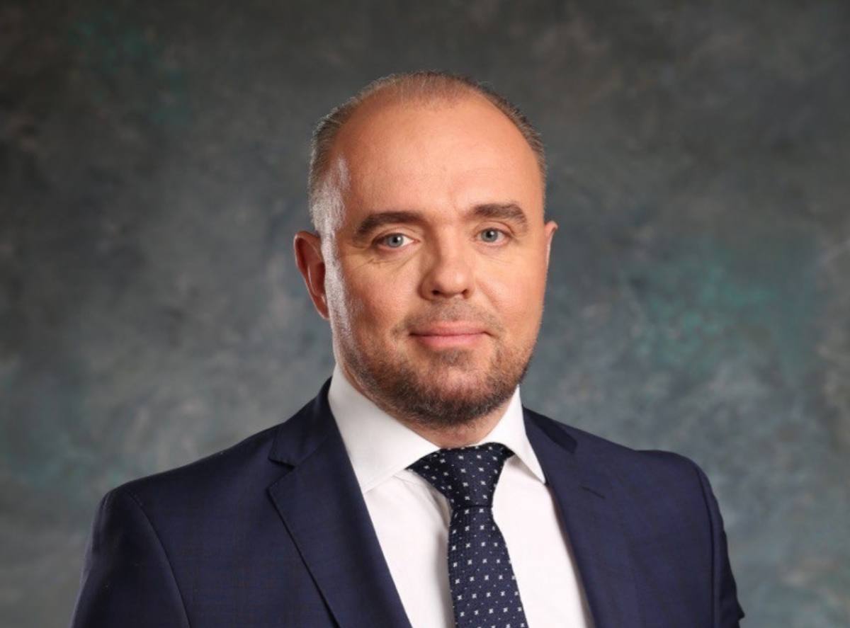 КОЛЫВАНОВУ 4 5 ГОДА КОЛОНИИ Депутата Заксобрания Нижегородской области Дмитрия Колыванова признали виновным в мошенничестве Суд приговорил его к 4 5 годам колонии общего режима Второй участнице процесса Инне Рыжовой дали три года колонии Следствие посчитало что Колыванов являясь гендиректором Павловского опытного механического завода дал указание исполнительному директору предприятия Рыжовой подготовить фиктивные договоры беспроцентного займа не уведомив учредителя акционерного общества В результате завод перевел на счет производственной фирма Агротехмаш почти семь миллионов рублей