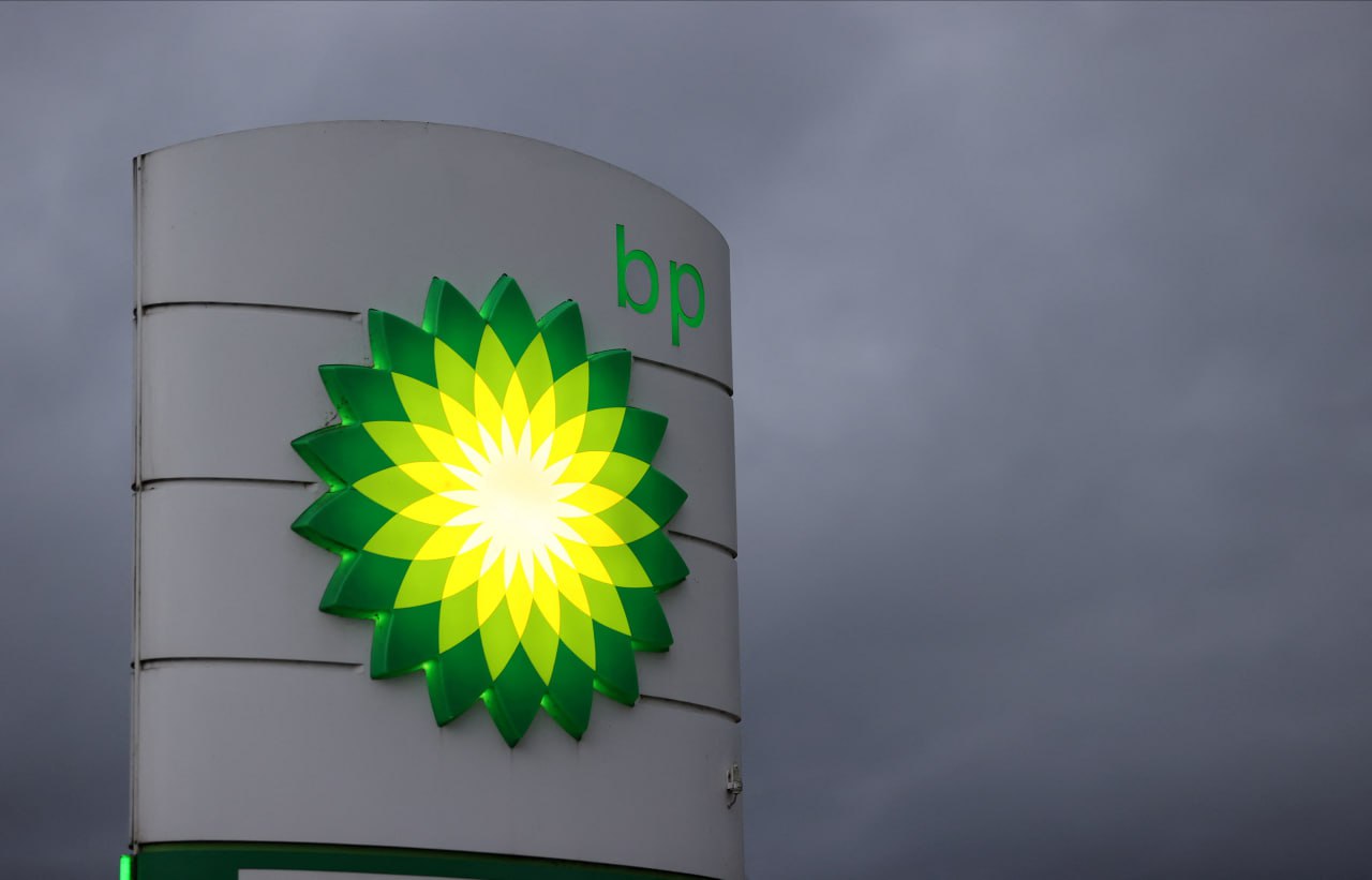 Reuters: BP откажется от целей в области ВИЭ и вернется к ископаемому топливу  Генеральный директор BP Мюррей Окинклосс в среду, в день рынков капитала, сообщит об отказе увеличить производство электроэнергии из возобновляемых источников в 20 раз до  50 ГВт к 2030 году, вернув акцент на ископаемое топливо в рамках изменения стратегии, а также обнародует планы по продаже активов и сокращению других низкоуглеродных инвестиций в целях сокращения задолженности и повышения прибыли, сообщает Reuters, ссылаясь на свои источники.  Нефтяная компания уже отказалась от своего целевого показателя  по сокращению добычи нефти и газа к 2030 году  BP также обнародует планы по продаже активов и сокращению других низкоуглеродных инвестиций      YouTube   sponsr.ru