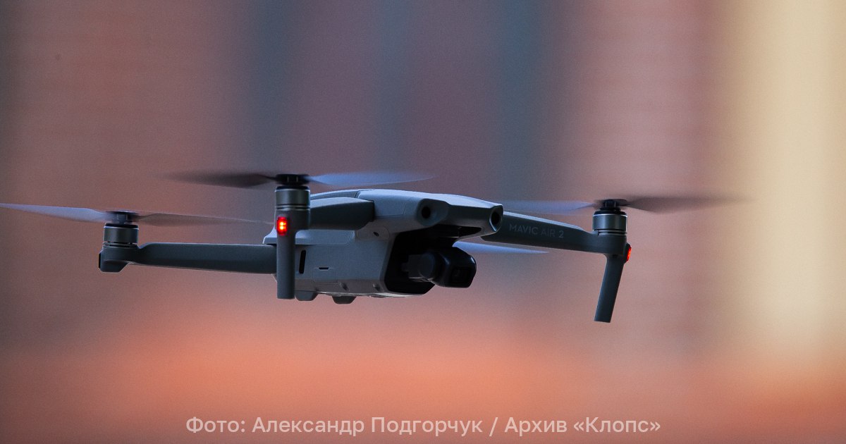 Сейчас отсюда вылетит птичка в России предложили доставлять анализы в поликлинику с помощью дронов В программу государственных гарантий бесплатного оказания медицинской помощи россиянам на 2026 год включена возможность использования больницами и поликлиниками беспилотной авиации Об этом рассказал министр здравоохранения России Михаил Мурашко Медучреждения могут с помощью дронов доставлять в отдалённые районы лекарства или забирать у пациентов анализы что повысит скорость диагностики и качество оказания помощи С этого года в программе госгарантий появилось новшество можно использовать привлекать и оплачивать беспилотную авиацию для доставки анализов из отдалённых населённых пунктов в лаборатории Это скорость качество это всё увязывается в единые программы пояснил министр