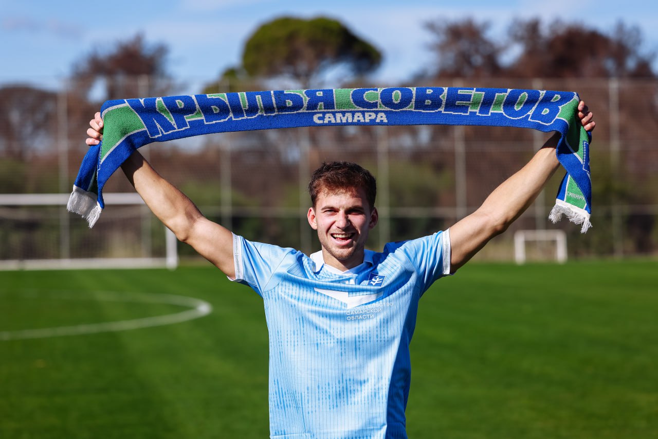 Кирилл Столбов игрок Крыльев Советов Футбольные клубы Крылья Советов и Зенит достигли договорённости о трансфере 21 летнего полузащитника Кирилла Столбова Контракт с игроком подписан до конца 2029 года Кирилл воспитанник петербургских команд Звёздная и Московская застава С 15 лет он находился в системе Зенита где прошёл путь от юношеских команд до основного состава В мае 2022 года Столбов в матче против Пари НН дебютировал в РПЛ выйдя на замену В разные годы полузащитник выступал на правах аренды за Енисей Ростов и Черноморец В сезоне 2025 Кирилл защищал цвета второй команды Зенита В 22 матчах забил 6 мячей и отдал 8 результативных передач Также Столбов вызывался в юношеские и молодёжные сборные России Добро пожаловать в команду Кирилл