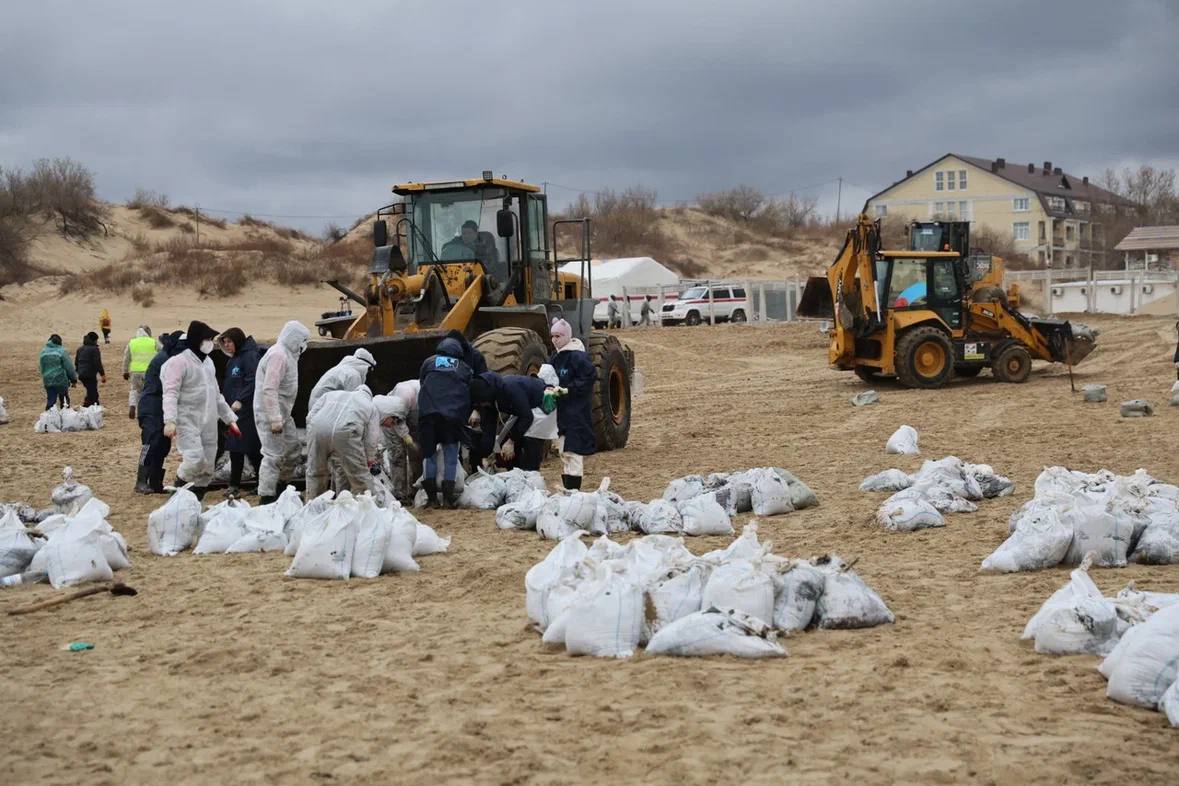 Побережье Краснодарского края разделят на 44 сектора для сбора мазута.   Загрязнённое мазутом побережье Кубани после ЧП с танкерами разделят на 44 сектора и закрепят их за муниципальными образованиями края для контроля, сообщил губернатор Вениамин Кондратьев. По его словам, логистику необходимо выстроить таким образом, чтобы была возможность обеспечить бесперебойную работу техники, а команды, ответственные за сектора, знали, куда вывозить загрязненный грунт с их участка.