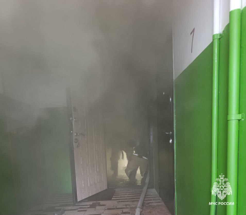 Мужчину вынесли из горящей квартиры вчера на Металлургов  Из подъезда пожарные эвакуировали еще 8 человек.   К счастью, пострадавших нет. Причину пожара установят специалисты.    Жесть Орел — подписаться  Прислать новость: