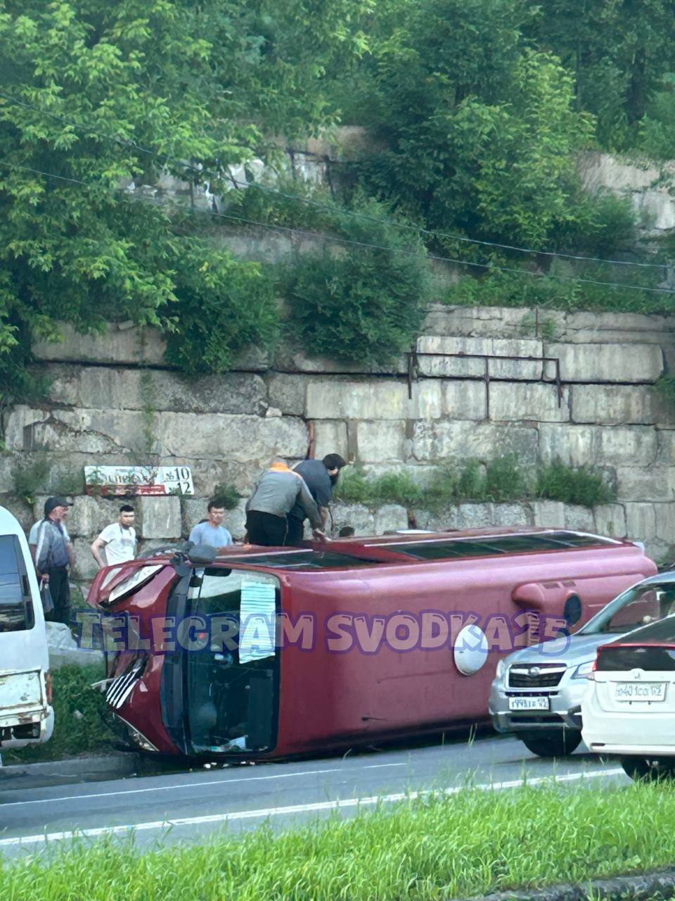 Во Владивостоке на Луговой автобус перевернулся на проезжей части Водитель автобуса говорит, что у него заклинила педаль газа во время разворота, после чего он врезался в Mercedes, а затем наехал на бордюр, вследствие чего транспортное средство перевернулось. Источник АВТОГАРАНТ Админу