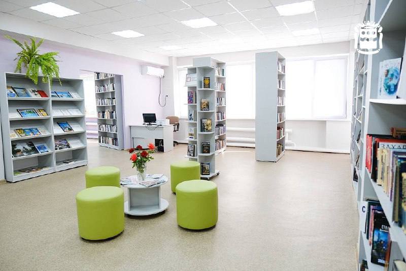 В Иннокентьевке появится новая модельная библиотека «БиблиоАмур» Библиотека в амурском селе преображается благодаря президентскому нацпроекту «Семья». После модернизации она станет современным центром для чтения, учёбы и творчества. «Мы выбрали именно эту библиотеку, потому что она одна из самых востребованных в округе. Здесь всегда много мероприятий и активных читателей», — рассказала директор библиотечной системы Жанна Спицына. Пространство разделят на зоны: для чтения, работы за компьютером, игр и детских занятий. Появятся «умный» пол, песочница, игровые приставки и удобные кресла-мешки. Читатели смогут пользоваться Wi-Fi и современной техникой. На ремонт и новое оборудование выделено 8 млн рублей. Открытие планируют в ноябре. Это вторая модельная библиотека в Архаринском округе. Всего в этом году в Приамурье по нацпроекту откроется 9 таких современных пространств.