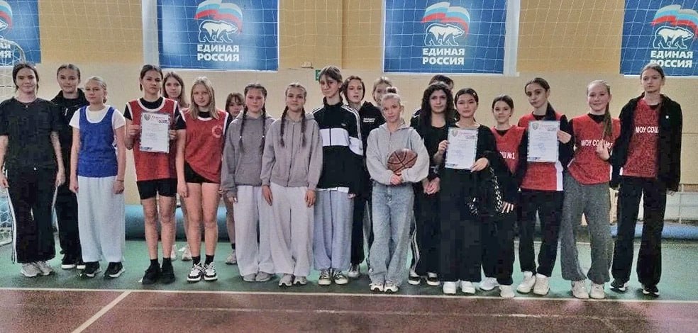 Завершился очередной этап Президентских спортивных игр в зачёт XXVII районной спартакиады соревнования по баскетболу 3 3 В состязаниях приняли участие 52 школьника 2011 2012 годов рождения из 8 образовательных организаций Среднеахтубинского района Президентские спортивные игры это масштабные командные соревнования включающие баскетбол 3 3 юноши и девушки волейбол смешанные команды лёгкую атлетику бег прыжки метание мяча настольный теннис командный турнир среди девушек мини футбол 5 5 среди юношей Итоги баскетбольных матчей Юноши 1 место гимназия г Краснослободска 2 место школа х Клетский 3 место школа 4 г Краснослободска Девушки 1 место школа х Клетский 2 место обучающиеся п Куйбышев 3 место школа 1 р п Средняя Ахтуба  Спартакиада школьников продолжается Уже успешно завершились соревнования по футболу и настольному теннису а впереди ожидает волейбол Районная спартакиада продлится до 1 мая завершающим видом станет лёгкая атлетика  Поддержим наших юных спортсменов Вместе мы формируем будущее спорта Среднеахтубинского района