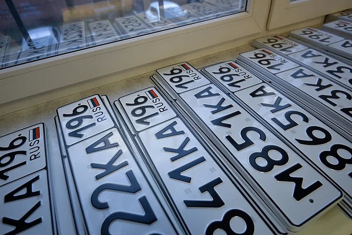 В Свердловской области начнут выдавать госномера с кодом 166 Госавтоинспекция начнет выдавать в Свердловской области автомобильные номера с новым кодом 166 Об этом ведомство сообщает в пятницу 12 декабря В Свердловской области Госавтоинспекция информирует о введении дополнительного цифрового кода на государственных регистрационных знаках транспортных средств В следующем году регистрационные подразделения будут выдавать автомобильные номера с кодом региона 166 Внешний формат номерных знаков при этом сохраняется в полном соответствии с установленными стандартами Ранее выданные государственные регистрационные знаки с действующими кодами региона сохраняют свою юридическую силу и не потребуют замены Новый код будет применяться при проведении регистрационных действий в отношении транспортных средств впервые регистрируемых на территории Свердловской области а также при совершении юридически значимых действий связанных с изменением регистрационных данных uralweb ru