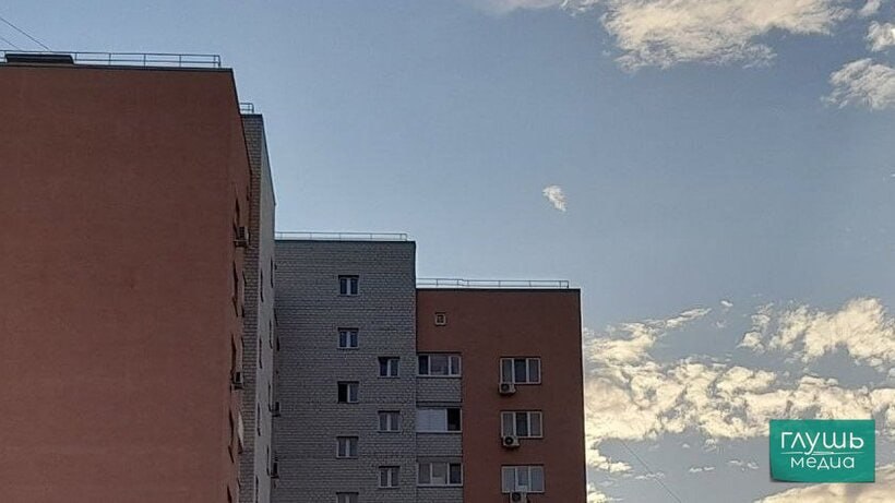 Выдача ипотеки в Саратовской области рухнула на 60%  В Саратовской области за полгода 2025 года выдача ипотеки по сравнению с аналогичным периодом прошлого года сократилась на 60%. Об этом рассказала сегодня, 12 августа, заместитель управляющего Волго-Вятского главного управления ЦБ РФ по Саратовской области Елена Островская на круглом столе в облдуме.  Таким образом, за шесть месяцев текущего года было выдано 3,5 тысячи кредитов на 12,6 миллиарда рублей. По словам Островской, темпы снижения выдачи в Саратовской области мало отличаются от всероссийского показателя.  Вместе с тем в регионе средняя ставка по ипотеке составляет 8,9%. По России — 7,5%. Островская связала это с тем, что в других регионах есть недоступные для Саратовской области льготные программы. Например, арктическая и дальневосточная ипотеки.  Как отметила Елена Островская, снижение выдачи ипотеки связано с ее недавним очень высоким ростом. Разогретый рынок возвращается к нормальным показателям. Кроме того, Островская отметила, что доступность ипотеки можно обеспечить только в условиях роста доходов населения, которые должны опережать рост цен на жилье.  Заходите на наш сайт, это очень помогает редакции: