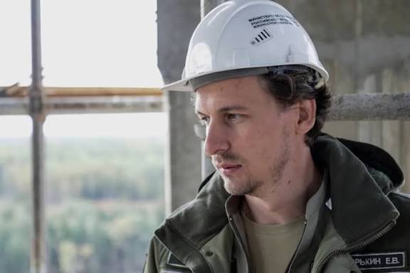 В Петербурге за взятку в 15 млн рублей арестовали директора музея военно морской славы в Кронштадте бывшего прорабом при строительстве храма Минобороны Суд в Петербурге арестовал директора музея военно морской славы в Кронштадте Евгения Григорькина сообщила пресс служба судов Его обвинили в получении взятки в 15 млн рублей ст 290 УК РФ Вместе с ним в СИЗО отправили бизнесмена Романа Селезнёва по версии следствия он был посредником ст 291 УК РФ Евгению Григорькину 40 лет В конце 2010 х занимался стройками в парке Минобороны Патриот В СМИ его называли прорабом храма вооружённых сил России и замглавы Центра строительства специальных проектов Минобороны Как пишет Комсомольская правда в храме Минобороны Григорькин даже крестил своего ребёнка В 2023 году он стал руководителем музея военно морской славы в Кроштадте В этом качестве его упоминали например на сайте Острова фортов на территории которого находится музей После задержания его имя убрали с сайта По версии следствия Евгений Григорькин получил взятку в 15 млн рублей за помощь в заключении контракта бизнесмену С имя скрыто пресс службой судов Р Предприниматель хотел арендовать на пять лет причал в военном городке Минобороны для ремонта морского и речного транспорта Григорькин получил деньги через посредника директора строительной компании ПСК Стройтехнологии Романа Селезнёва Публично ни он ни его компания не связаны с Минобороны С переводил деньги по частям и самую крупную сумму 11 5 млн рублей он передал лично но уже под контролем ФСБ   Евгений Григорькин и Роман Селезнёв в суде заявили что не имеют никакого отношения к взятке