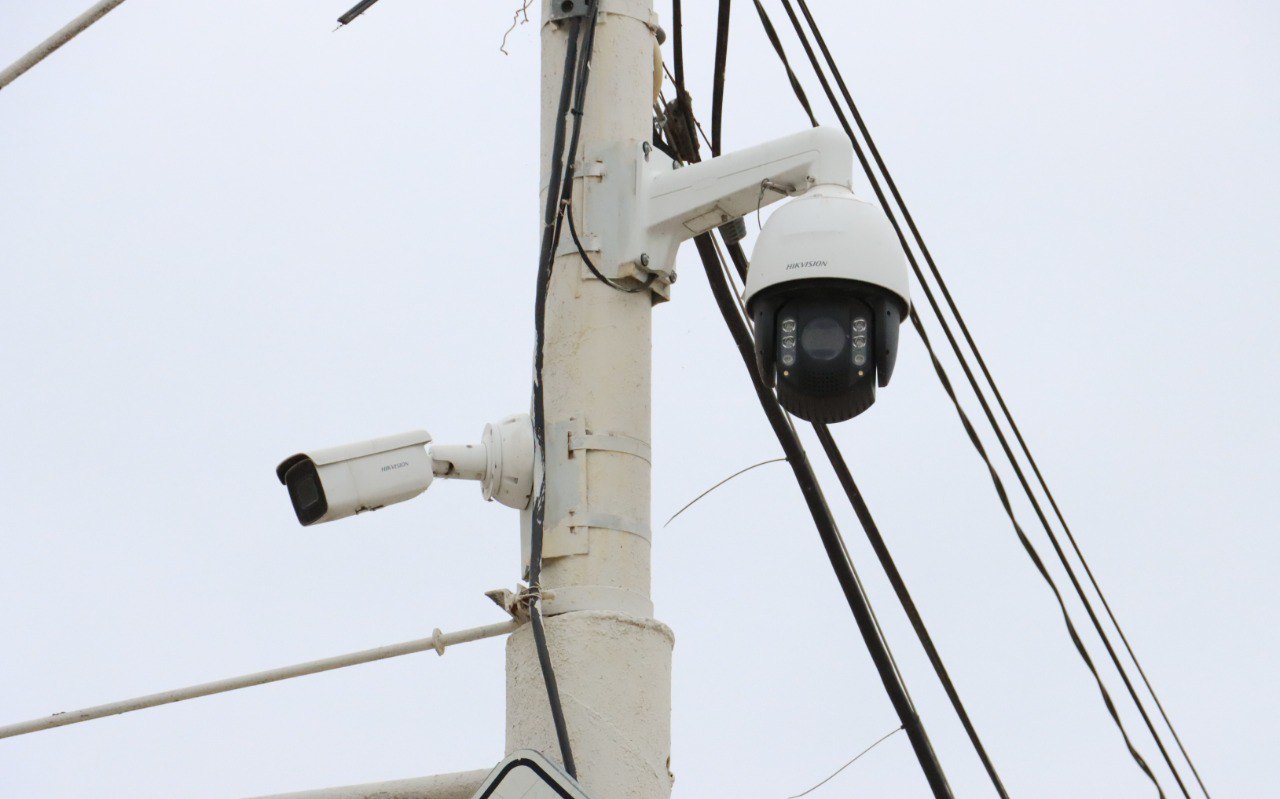 Безопасный город расширяет свою географию В Темрюкском районе активно развивается система видеонаблюдения в рамках комплекса Безопасный город На сегодняшний день на территории района успешно функционируют 400 камер обеспечивающих контроль и безопасность Реализация проекта идёт планомерно в начале года за счёт краевого бюджета было закуплено 200 видеокамер для установки в местах массового пребывания граждан Уже завершены работы по монтажу 19 систем видеонаблюдения в посёлках Светлый Путь и Кучугуры В ближайшее время стартует установка 40 камер в станице Тамань Все видеосигналы поступают в единую дежурно диспетчерскую службу района что позволяет вести круглосуточный мониторинг в автоматическом режиме оперативно фиксировать правонарушения и предоставлять правоохранительным органам актуальные данные С начала года правоохранительные органы направили 44 запроса на просмотр записей с камер По итогам проверок выявлено 25 нарушений административного и уголовного характера Развитие инфраструктуры видеонаблюдения важный шаг к созданию безопасной среды для жителей и гостей Темрюкского района Система продолжает расширяться укрепляя правопорядок и повышая уровень защищённости общественных пространств