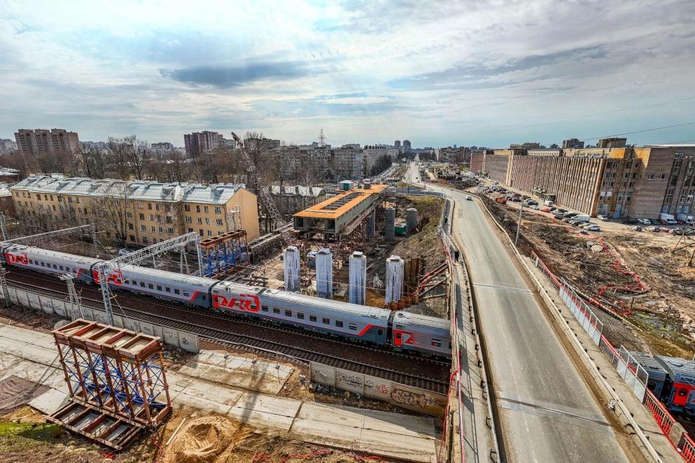 Цимбалинский путепровод, будущий ключевой узел над трассой ВСМ Москва — Петербург, уже на 25% готов! Смольный поделился 16 апреля: на улице Цимбалина строится временная объездная дорога, чтобы дать рабочим простор для возведения опор и подпорных стенок. А ещё собирают мощное пролётное строение и стапель, с которого летом начнётся надвижка пролетов на опоры. Новый путепровод протянется на 450 метров и будет завершён к концу 2027 года. Старый мост, построенный в 1910 году, после этого демонтируют, хотя местные активисты мечтают сохранить его для велодорожек. Проект стоимостью 9,2 млрд рублей реализует ПО «Возрождение», а финансирование делят поровну город и РЖД. Флэш Питер - подписаться