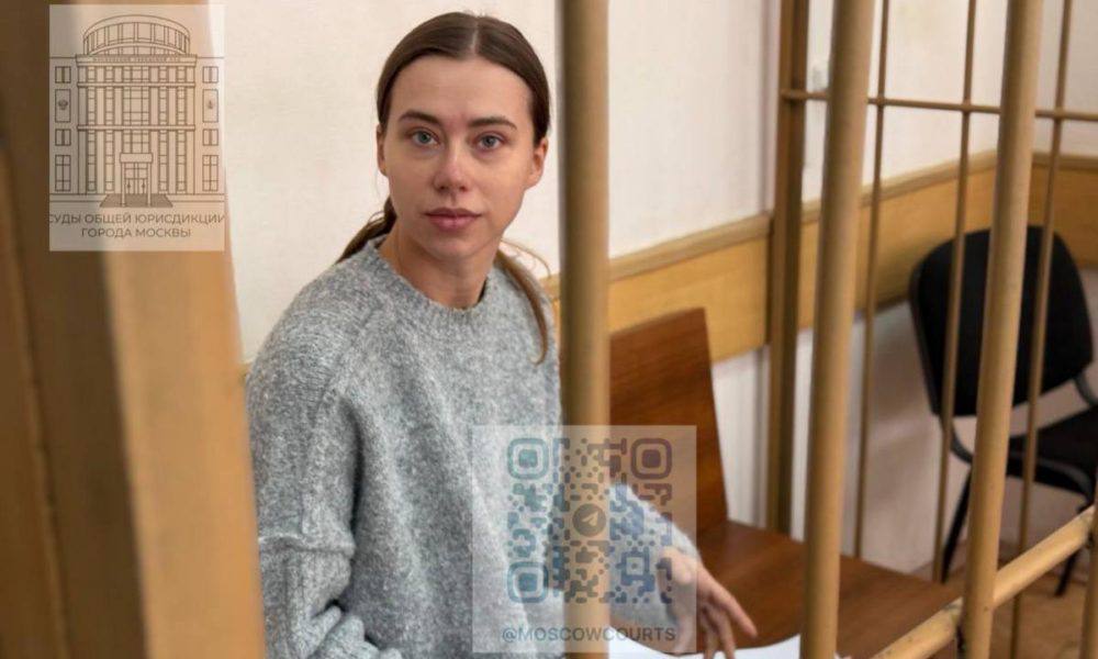 #петрозаводск #блогеры Ближайшие два месяца блогер Александра Митрошина из Петрозаводска проведет под домашним арестом. Такое решение принял Чертановский суд Москвы. Защита просила избрать Александре более мягкую меру пресечения — запрет определенных действий. По словам адвоката, из-за ограничений она фактически не может вести предпринимательскую деятельность, хотя хотела бы сохранить рабочие места.
