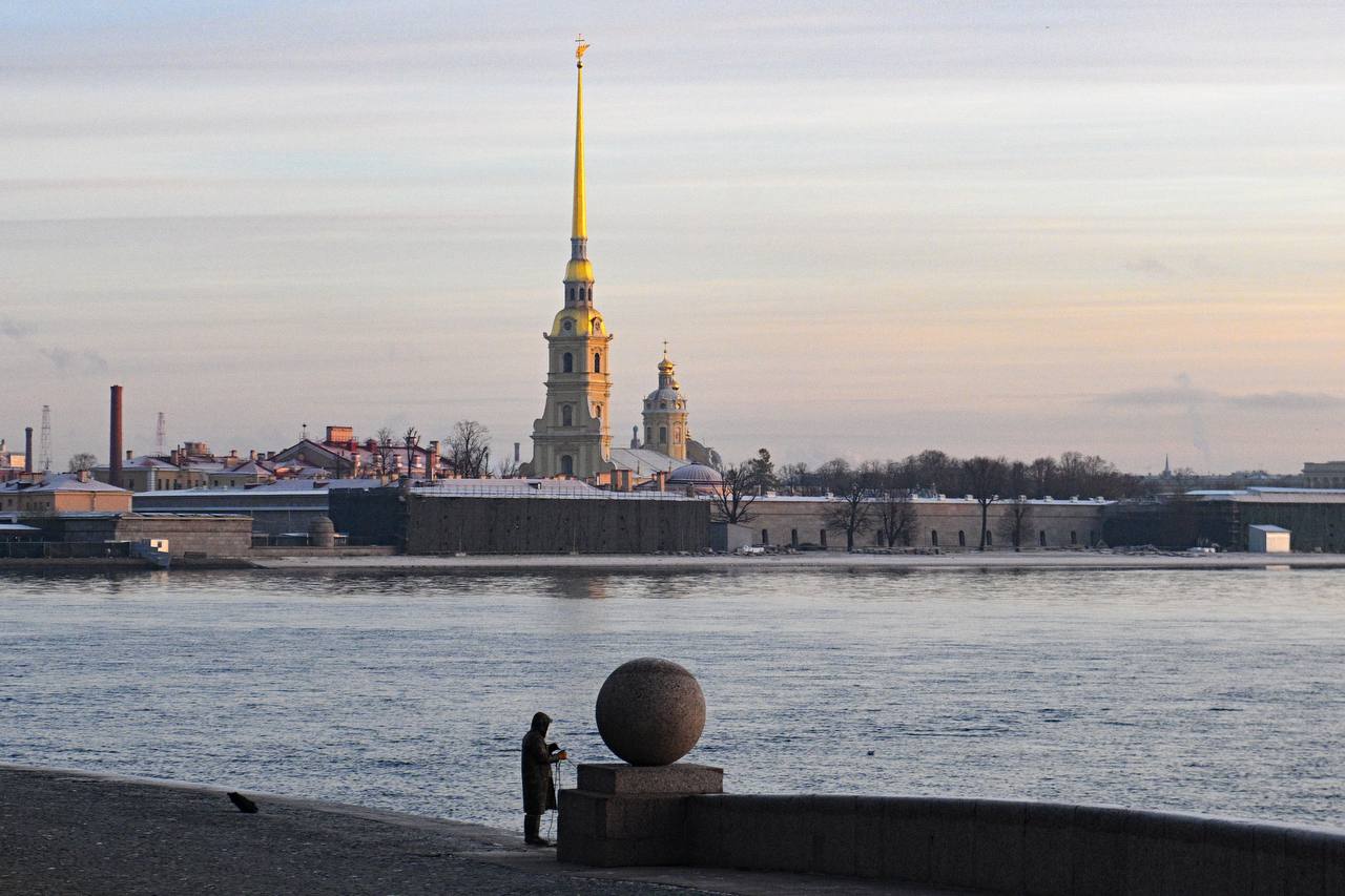 Атмосферный фронт пересекает Петербург. В городе температура держится около +5 градусов, но ближе к вечеру начнёт постепенно снижаться.  «Дождь в Санкт-Петербурге ещё будет, но уже небольшой и надо рассчитывать на всю первую половину дня, потом осадки уже прекратятся и даже в предстоящую ночь начнутся прояснения», – рассказал главный синоптик города Александр Колесов.  При этом ночью ожидается значительное похолодание, и столбик термометра может опуститься почти до нуля. А утреннее солнце, скорее всего, скроется за плотным покровом облаков. Но несмотря на это, под влиянием новых циклонов и новой порции теплых воздушных масс температура вновь начнет расти, и обещанное потепление до 7–9 градусов к выходным остается в силе.     Александр Гальперин /  «Фонтанка.ру»