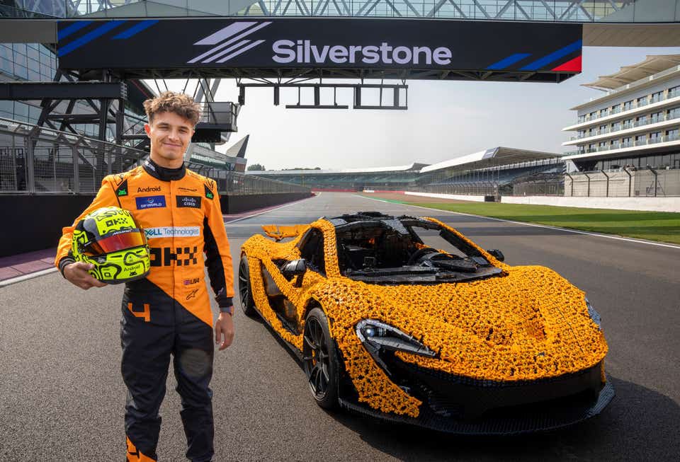 McLaren P1 полностью из Lego: бренды заколлабились, чтобы из 343.000  !  деталей собрать реплику гиперкара. Спорткар весит 1.220 кг и разгоняется до 64 км/ч.   На сборку ушло 8.400+ часов, но повторить успех вручную не получится из-за нескольких уникальных деталей.  Мечта любого бати.