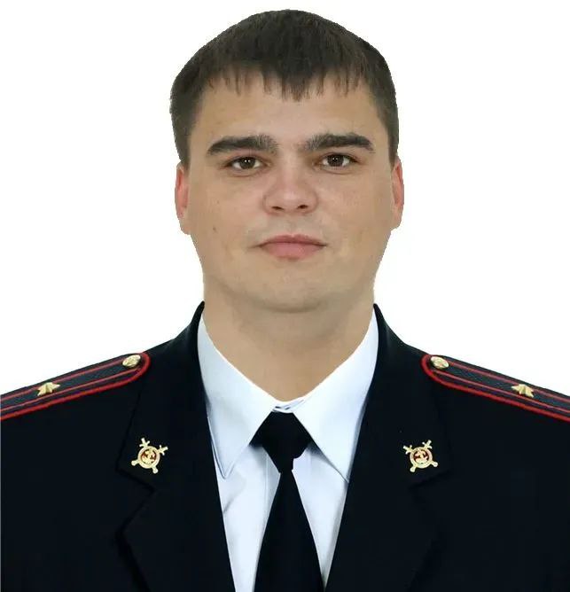 ‼ Полицейский из Мазановского округа вырвал ребенка из пасти собаки В полицию Мазановского округа обратилась жительница села Новокиевский Увал. Она поблагодарила начальника РЭО ОГИБДД Сергея Тишковского за спасение своего ребенка, рассказали в управлении МВД России по Амурской области. В конце мая майор, находясь в отпуске, ехал на личном автомобиле по селу. Он заметил крупную собаку, вцепившуюся в руку маленькой девочки. Рядом с ребенком находился другой мужчина, который безуспешно пытался отогнать пса. Правоохранитель бросился на помощь. Подбежал, нанес удар собаке, и когда та разжала пасть, подхватил ребенка на руки и вместе с мужчиной усадил в свою машину. При этом животное попыталось наброситься и на полицейского, но тот увернулся. Пострадавшую 2017 года рождения доставили в медицинское учреждение. "Хочу выразить огромную благодарность Тишковскому Сергею Витальевичу за спасение моего ребенка от собаки. В этот сложный момент он проявил невероятную смелость и оперативность. Его действия помогли предотвратить серьезные последствия и обеспечили безопасность моей дочери", - отметила амурчанка. За проявленный профессионализм, оперативность и человечность руководством УМВД России по Амурской области принято решение поощрить сотрудника.