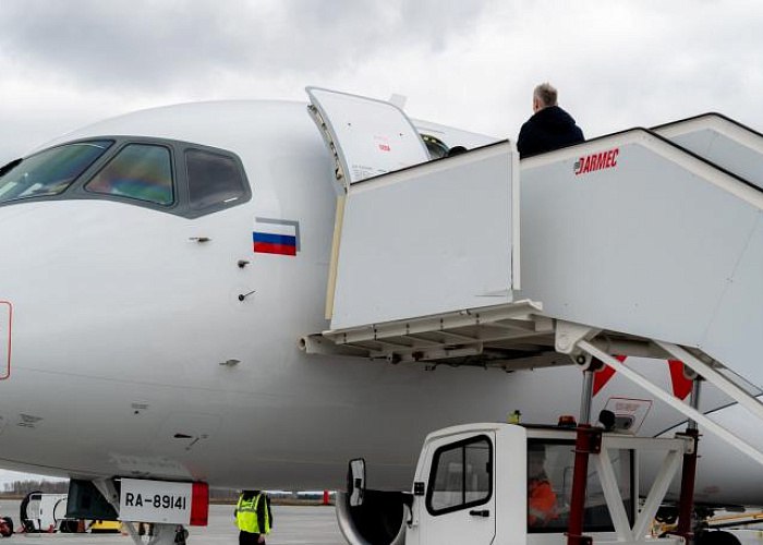 Челябинск и Ханты Мансийск свяжет прямой авиарейс Осенью столицы Южного Урала и Югры свяжет прямой авиарейс Авиакомпания РусЛайн запускает пассажирские перевозки из Челябинска в Ханты Мансийск Перелеты будут выполняться раз в неделю по пятницам Рейс будут обслуживать канадские авиалайнеры Bombardier CRJ100 200 рассчитанные на 50 пассажиров Время в пути составит 1 час 40 минут Первый вылет состоится 7 ноября Согласно расписанию самолет отправится из Ханты Мансийска в 12 15 по местному времени а уже в 13 55 окажется в Челябинске Запланирован и обратный рейс Из столицы Южного Урала лайнер вылетит в 14 40 и приземлится в Ханты Мансийске в 16 15 На данный момент расписание полетов построено до 27 марта 2026 года Подписаться на vecherchel   Голосовать за канал