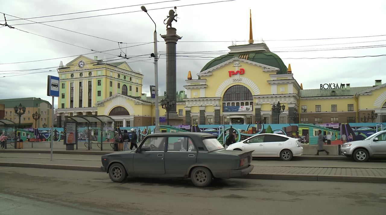 Ж/д вокзал огородили для метро. Что там сейчас будут делать?  В соцсетях, которые рассказывают о стройке метротрамвая, сообщили, что «скоро» на Вокзальной площади начнут убирать коммунальные сети, переносить контактную сеть троллейбусов и создавать временные дороги. Начать готовить территорию под строительство планируют на следующей неделе.  Процесс работ на разных станциях сняли на видео.  Еще сообщается, что на будущей станции «Шахтеров» один тоннель проложили на 280 метров, второй — на 86 метров.  На площади Революции рабочие переносят инженерные сети и обустраивают ограждения будущего котлована.  Археологи продолжают изыскания на Карла Маркса.