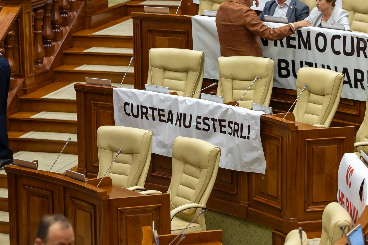 Оппозиция проводит протест не только на улице, но и в стенах парламента. В зале заседаний депутаты БКС развернули плакаты с надписями:  «КС – это не SRL», «Конституционный суд не ваш!», «Конституционный суд принадлежит народу», «Карманный КС нам не нужен!».